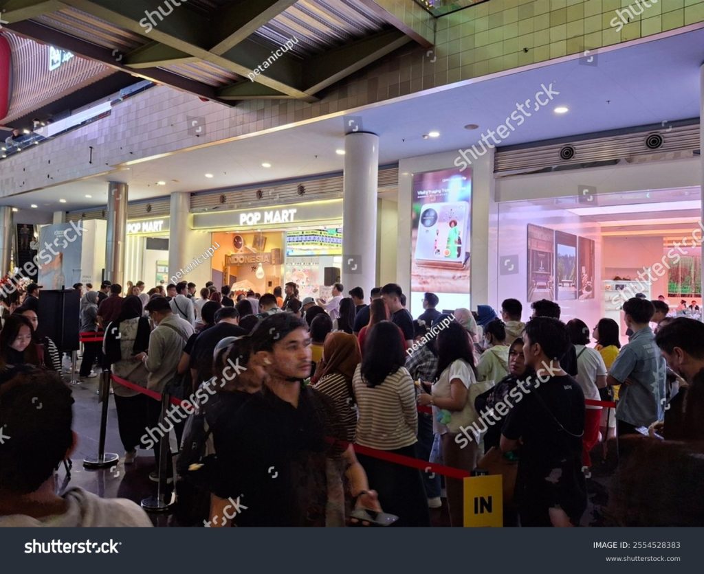 Queues to enter a Pop Mart store in South Korea. Image from Shutterstock.